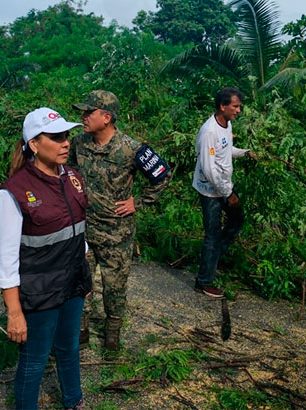 Mara Lezama sigue recorriendo calles y colonias de Chetumal, supervisando el correcto restablecimiento de servicios