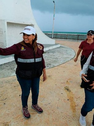 Atiende Mara Lezama a familias de Chetumal y Mahahual tras las lluvias ocasionadas por “Sara”